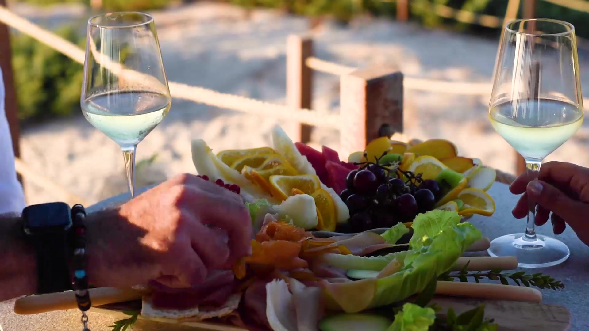 Aperitivo con vino bianco e tagliere al tramonto