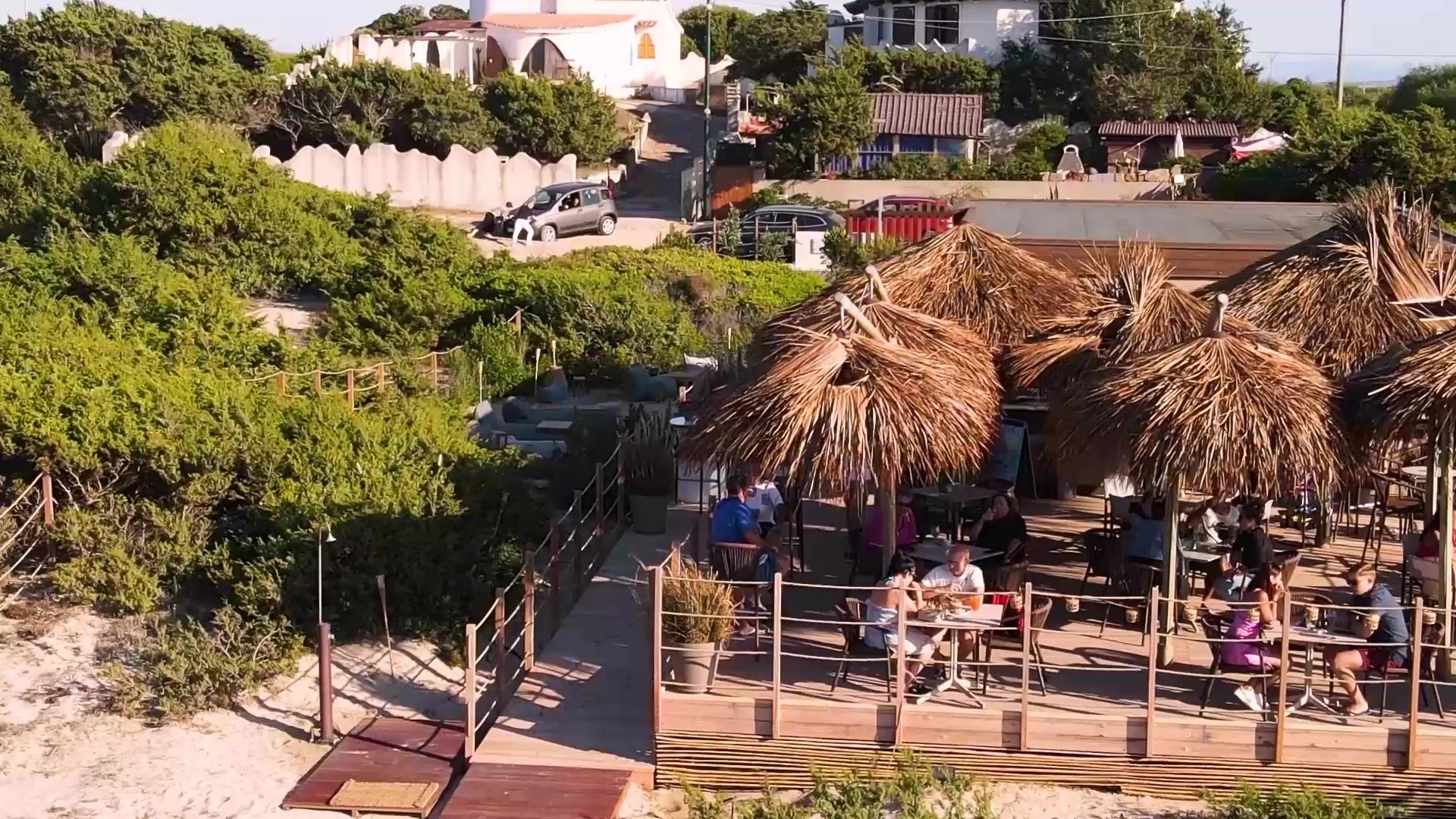 La terrazza del Kyma vista dall'alto, tra le dune